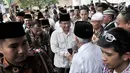 Calon presiden nomor urut 02 Prabowo Subianto menyalami peserta Rakernas LDII di Pondok Gede, Jakarta, Kamis (11/10). Kehadiran Prabowo untuk memberi pembekalan dalam pertemuan anggota LDII se-Indonesia. (Merdeka.com/Iqbal Nugroho)