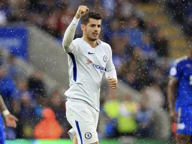 Striker Chelsea, Alvaro Morata, merayakan gol yang dicetaknya ke gawang Leicester pada laga Premier League di Stadion King Power, Leicester, Sabtu (9/9/2017). Leicester kalah 1-2 dari Chelsea. (AP/Mike Egerton)