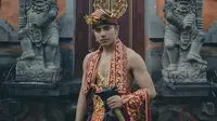 Riza Syah pakai baju adat Bali (Sumber: Instagram/rizasyah_14)