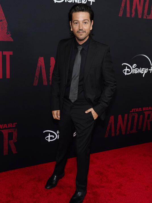 <p>Diego Luna dalam premier Andor di LA. (AP Photo/Chris Pizzello)</p>