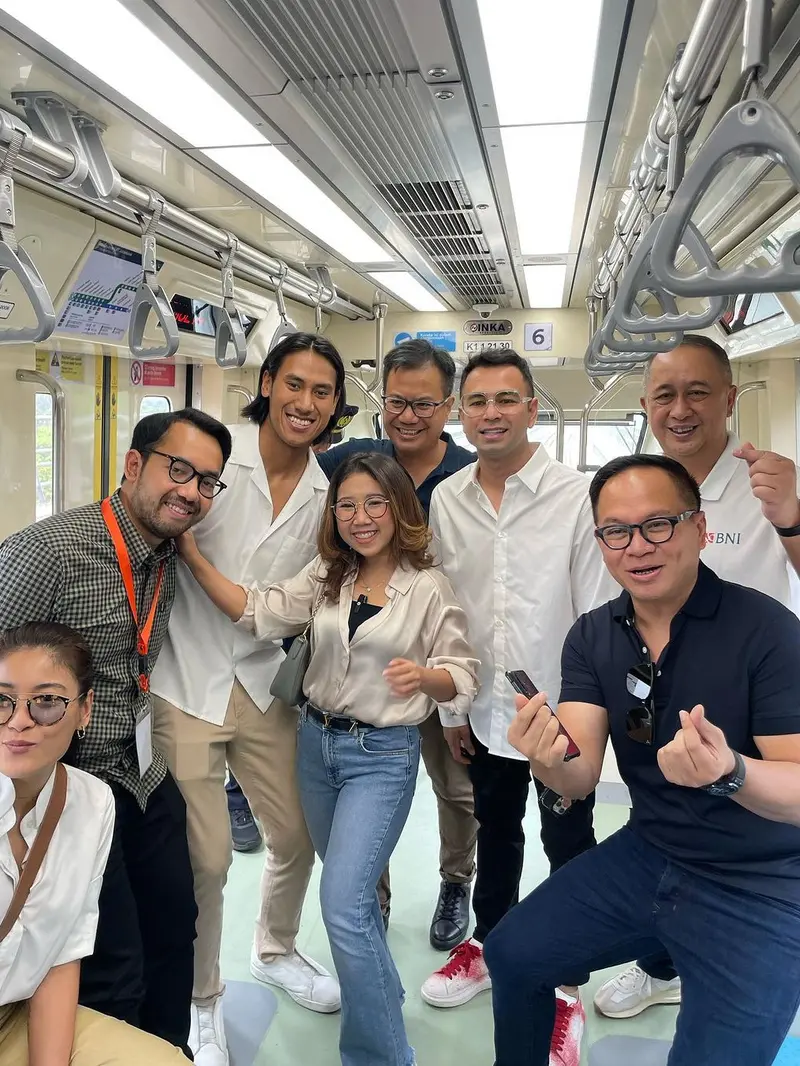 Raffi Ahmad, Kiky Saputri, Sigi Wimala dll naik LRT. (Instagram/ raffinagita1717)