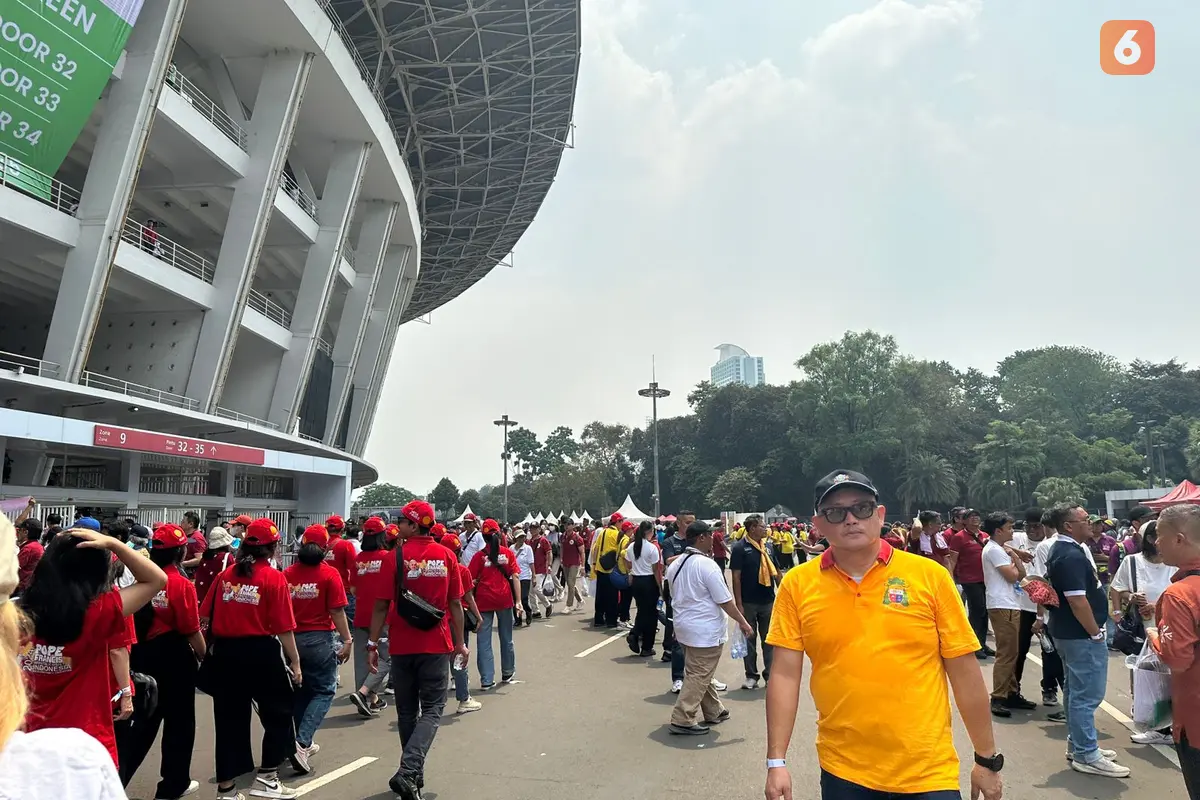 Hampir 90 ribu umat Katolik memadati Stadion Utama Gelora Bung Karno (GBK) untuk mengikuti Misa Akbar bersama Paus Fransiskus, Kamis (5/9/2024). (Liputan6.com/Benedikta Miranti)