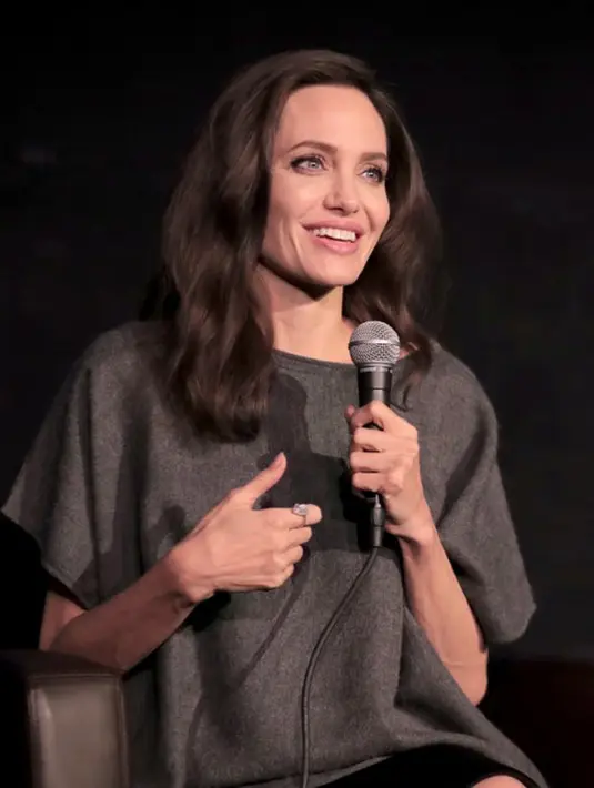 “Angelina terus berjuang agar berat tubuhnya bertambah. Namun di sisi lain ia mendapat banyak tekanan yang membuat kondisinya semakin menurun dan memprihatinkan,” ungkap sumber. (AFP/Christopher Polk)