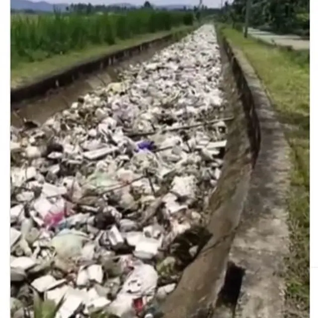 Labuan Bajo Dilanda Banjir, Saluran Irigasi di Polewalo Mandar Kembali Banjir Sampah