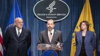 Menkes AS Alex Azar (tengah) didampingi dua petinggi CDC, Robert Redfield (kiri) dan Nancy Messonier dalam konferensi pers COVID-19 di Washington, 28 Januari 2020. (Foto: AFP/Getty/Samuel Corum)