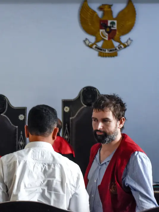 Warga negara Prancis, Felix Dorfin berbincang dengan penerjemah setelah divonis hukuman mati oleh Pengadilan Negeri Mataram, Lombok, Senin (20/5/2019). Majelis Hakim  menjatuhkan vonis hukuman mati kepada Dorfin Felix, yang kedapatan membawa 2,4 kilogram narkotika jenis sabu. (ARSYAD ALI/AFP)