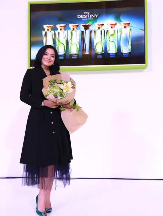 “Meskipun sudah menjadi ibu rumah tangga, meskipun sudah punya suami, kita harus tetap menjaga penampilan. Merawat diri itu penting,” uajr Titi Kamal. (Adrian Putra/Bintang.com)