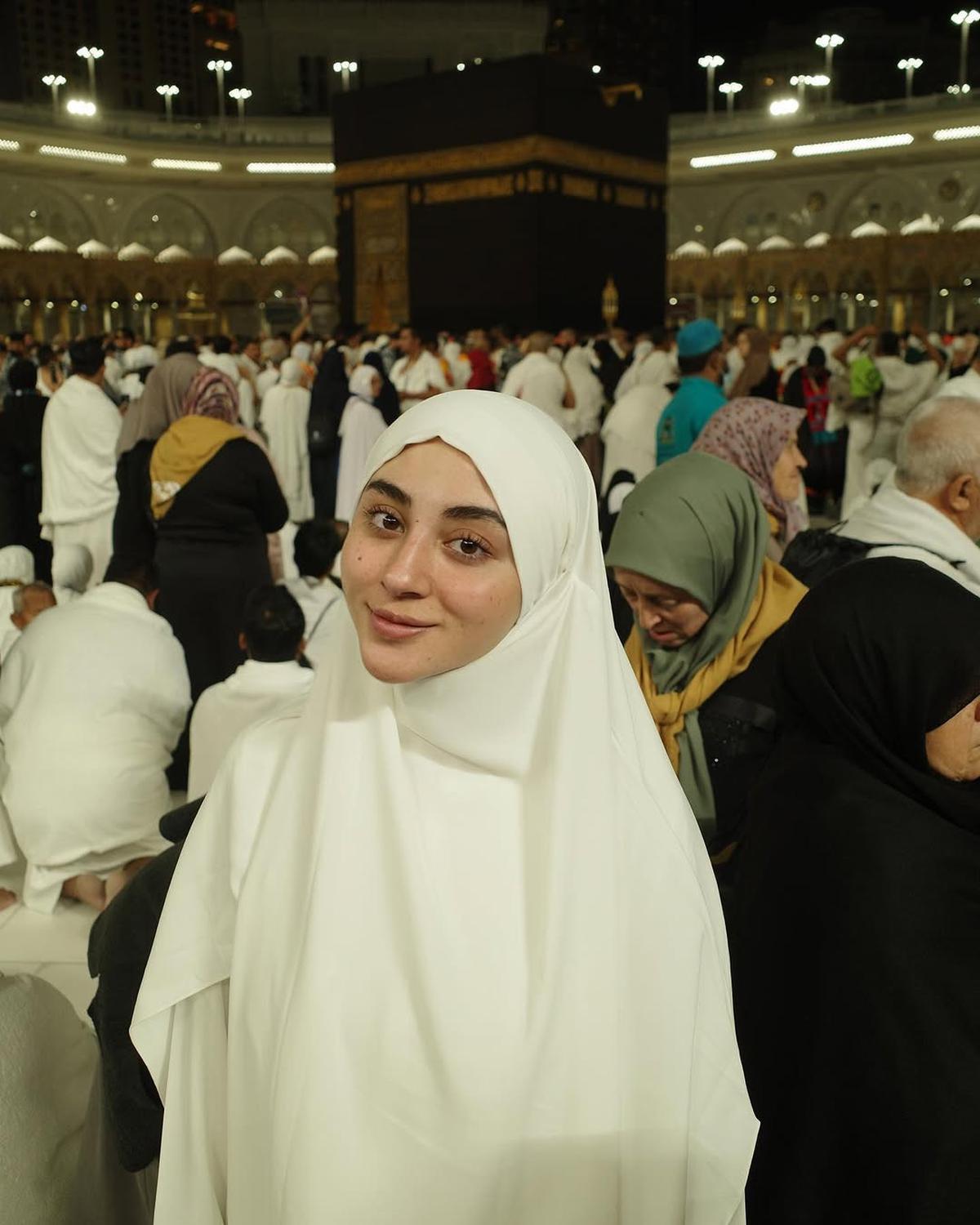 Potret Cantik Margin Wieheerm Jalani Ibadah Umrah Sendiri Tanpa Ali Syakieb, Tetap Terlihat Bahagia