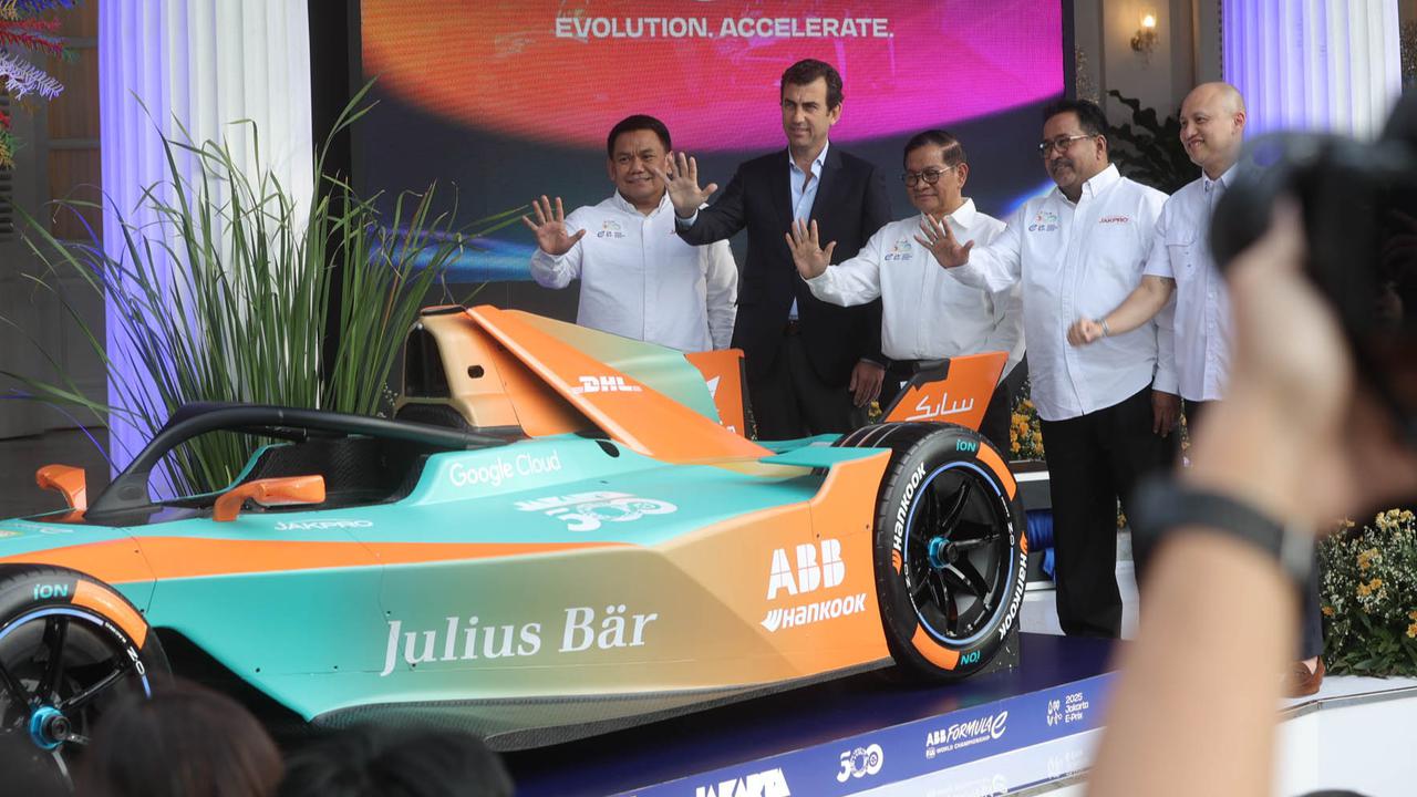 FOTO: Ekspresi Bos Formula E Saat Pramono Anung Nego Kontrak Kejuaraan Balap Mobil Listrik di Jakarta