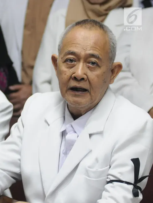 Perwakilan Komunitas Kesehatan Peduli Bangsa, dr Bakta memberi keterangan terkait meninggalnya petugas KPPS, Panwaslu, dan polisi saat Pemilu 2019, Jakarta, Kamis (9/5/2019). Komunitas Kesehatan Peduli Bangsa meminta pemerintah membentuk TGPF independen. (Liputan6.com/Herman Zakharia)
