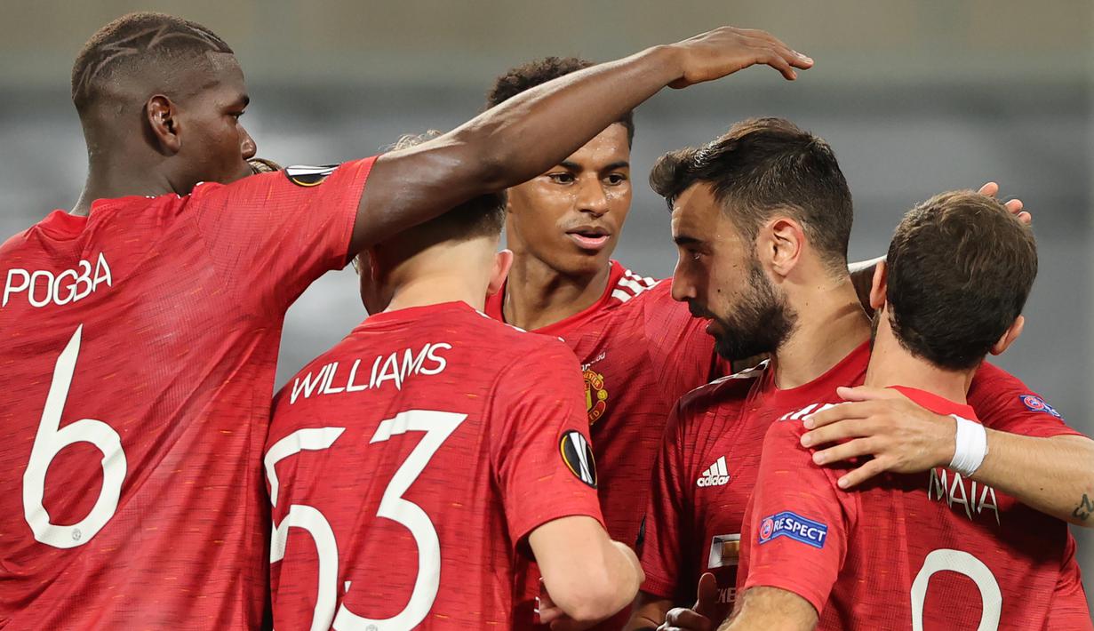 Pemain Manchester United merayakan gol yang dicetak Bruno Fernades ke gawang Copenhagen pada laga perempat final Liga Europa di RheinEnergie Stadion, Jerman, Selasa (11/8/2020) dini hari WIB. Manchester United menang 1-0 atas Copenhagen. (AFP/Wolfgang Rattay/pool)