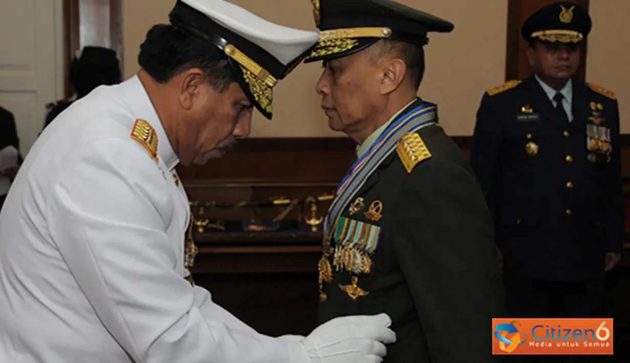 Citizen6, Jakarta: Penyematan Tanda Kehormatan dilakukan di Ruang Tamu Panglima TNI Merdeka Barat, Jakarta, Kamis (16/8). Penyematan ini didasari oleh Kepres RI Nomor 55/TK/Tahun 2012, tanggal 23 Juli 2012. (Pengirim: Badarudin Bakri).