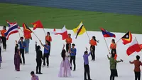 Bendera Indonesia terbalik di awal upacara pembukaan SEA Games 2023 (Bola.com/Abdul Aziz)