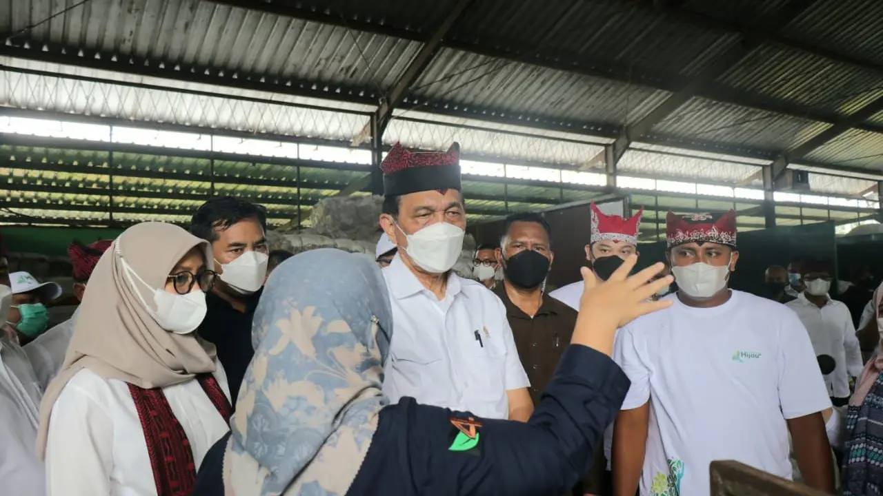 Menteri Koordinator Bidang Kemaritiman dan Investasi (Menko Marves) Luhut B. Pandjaitan melakukan kunjungan kerja ke Banyuwangi,