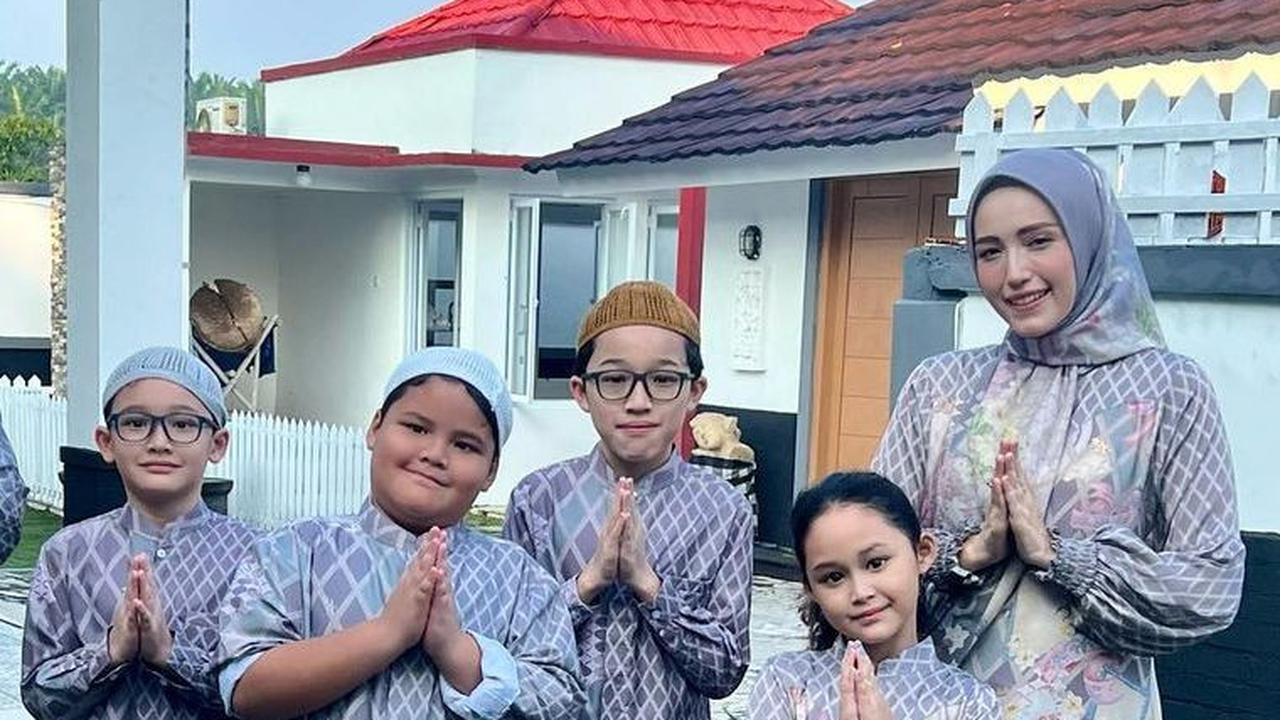 Adelia Wilhelmina termasuk ke jajaran seleb yang memiliki anak lebih dari tiga. Menikah dengan Pasha Ungu wanita asal Bandung ini dikaruniai empat anak yang lucu-lucu.