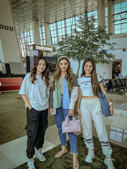 Hadirkan gaya super kasual, kemeja dengan motif beragam jadi daya tarik tersendiri dari paduan gaya sederhananya. [Foto: Instagram/ Ashanty]