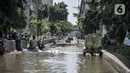 Petugas menggunakan pompa saat menyedot banjir yang menggenangi Jalan RE Martadinata, Ancol, Jakarta, Selasa (9/11/2021). Banjir disebabkan oleh meluapnya Kali Ciliwung Gunung Sahari dan ditambah fenomena air pasang laut yang terus terjadi. (merdeka.com/Iqbal S. Nugroho)