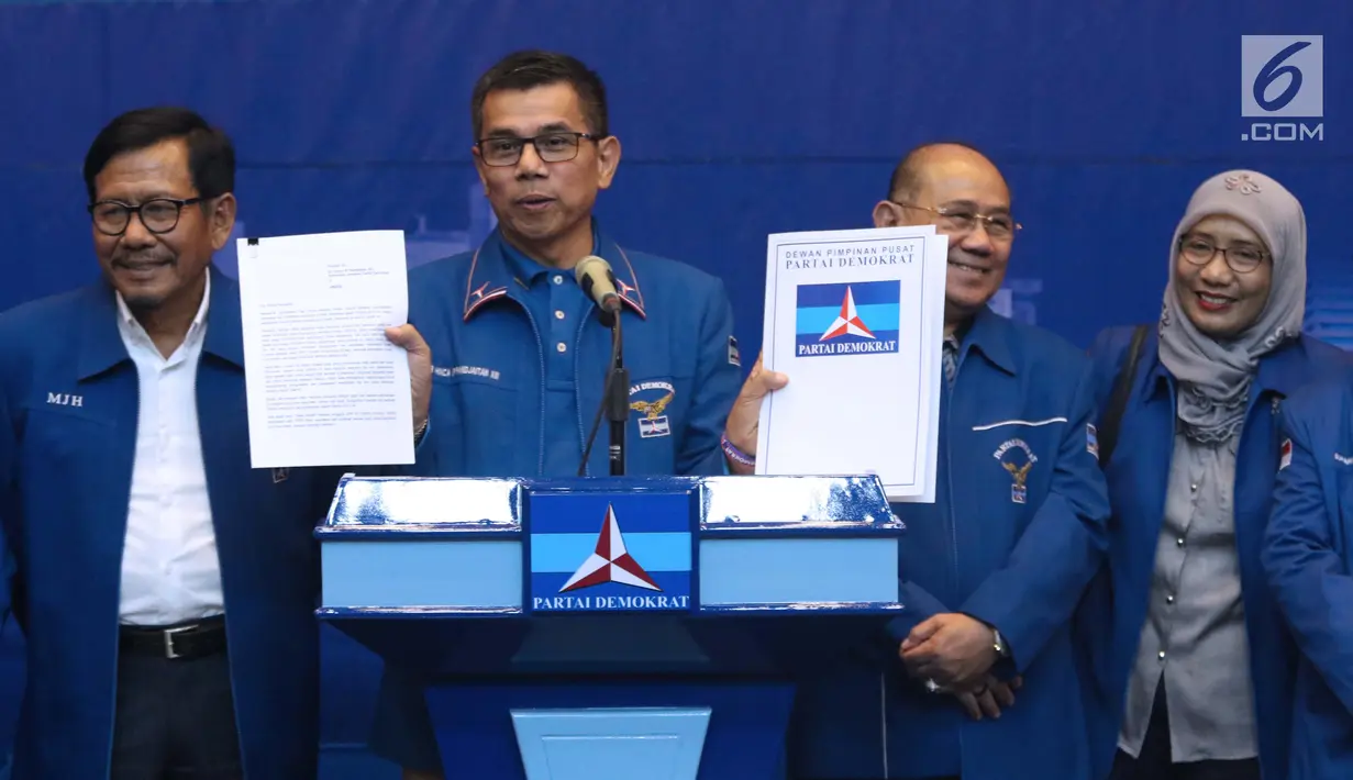 Sekjen Partai Demokrat, Hinca IP Pandjaitan XIII (kedua kiri) memberi keterangan terkait surat dari Susilo Bambang Yudhoyono (SBY), Jakarta, Kamis, (28/2). SBY berpesan agar para kader dan caleg tetap solid. (Liputan6.com/Helmi Fithriansyah)