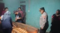 Suasana rumah duka keluarga yang kehilangan anak lelaki berusia 10 tahun pengidap epilepsi akibat tercebur kolam ikan di Desa Karangcegak, Kecamatan Kutasari, Kabupaten Purbalingga, Kamis (24/10/2024).