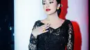 Brisia Jodie terlihat glamor kenakan kebaya kutubaru hitam full payet. Tampilan kebayanya terlihat edgy dengan paduan rok lateks [@brisiajodie96]