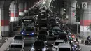 Kemacetan arus lalu lintas di Jalan DI Panjaitan, Jakarta, Selasa (11/12). Kemacetan yang terjadi dari arah Cawang-Tanjung Priok terjadi akibat adanya pembangunan tol Becakayu yang menghilangkan jalur lambat. (Merdeka.com/ Iqbal S. Nugroho)