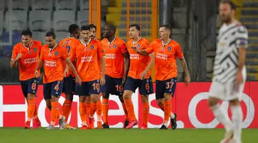 Pemain Istanbul Basaksehir Demba Ba (ketiga kanan) melakukan selebrasi usai mencetak gol ke gawang Manchester United pada pertandingan Grup H Liga Champions di Stadion Fatih Terim, Istanbul, Turki, Rabu (4/11/2020). Istanbul Basaksehir menang 2-1. (AP Photo)