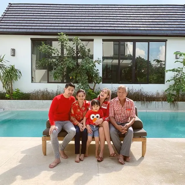 Jarang Tersorot, Ini 6 Momen Kebersamaan Jessica Iskandar dan Ayah