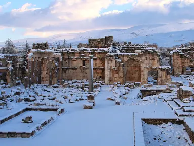 Salju menutupi kota Baalbek di Lebanon kuno di timur Lembah Bekaa (17/1). Baalbek adalah kota yang terletak di Lembah Bekaa, Lebanon pada ketinggian 1170 meter (3840 ft) di sebelah timur Sungai Litani. (AP Photo)