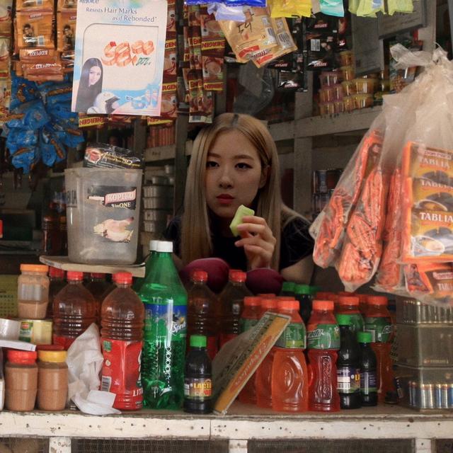 6 Editan Foto Idol K-Pop saat Jadi Penjaga Warung, Kocak Banget