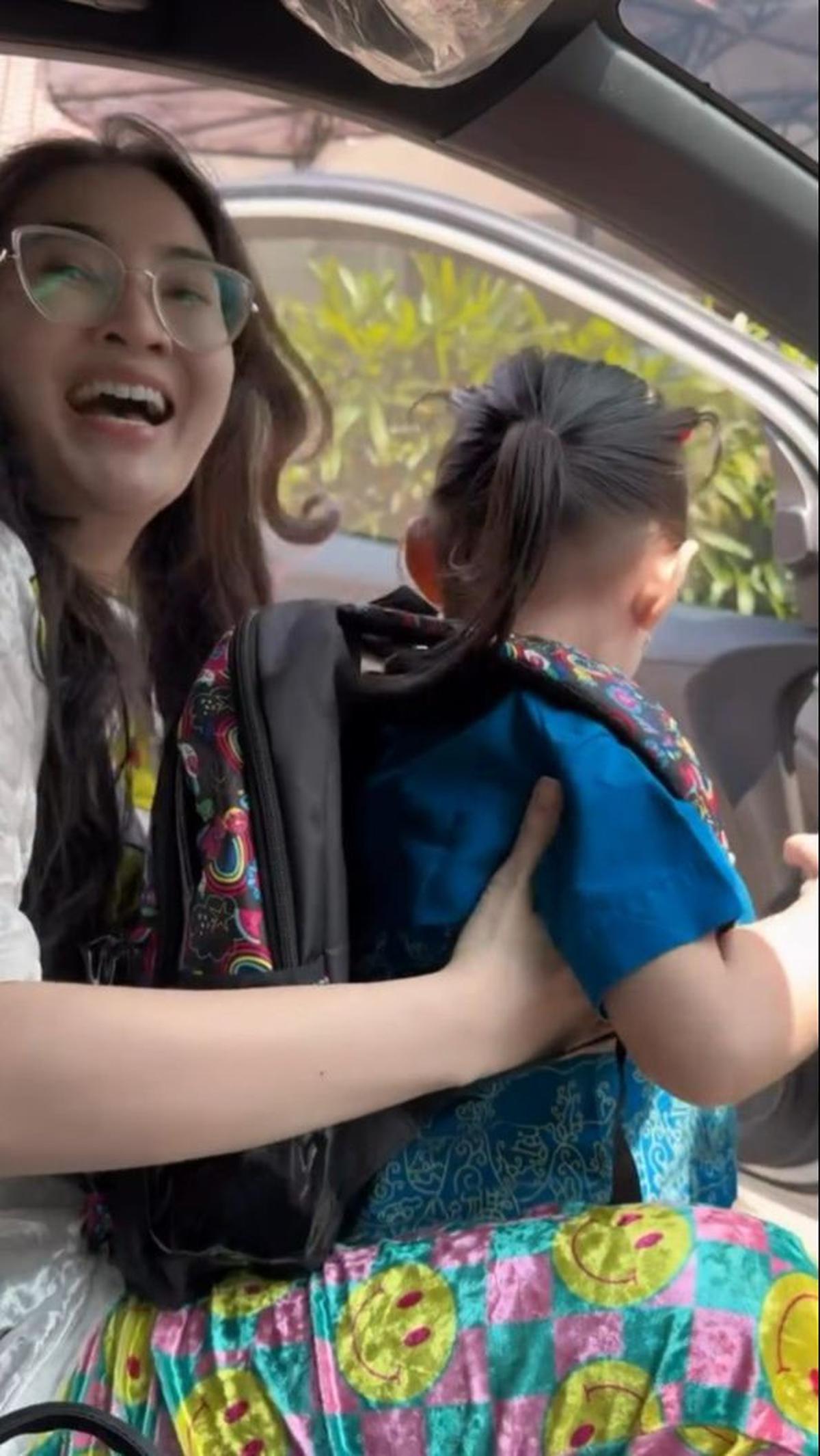 Sebagai seorang ibu pada umumnya, Nella Kharisma mengantar Gendhis yang kini telah bersekolah di sebuah lembaga pendidikan usia dini.<br>