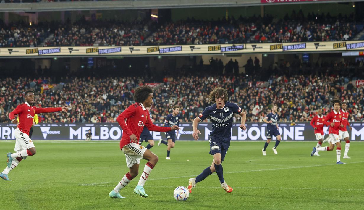 Sejak awal laga Manchester United mendominasi penguasaan bola. Namun Setan Merah bermain dengan tempo yang tidak terlalu cepat. (AP/Asanka Brendon Ratnayake)