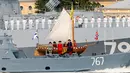 Pelaut Rusia mengendarai replika kapal Piter The Great saat pawai militer perayaan Hari Angkatan Laut di St.Petersburg, Rusia, Minggu (30/7). Lebih dari 5.000 pelaut berpartisipasi dalam pawai militer tersebut. (AP/Alexander Zemlianichenko)