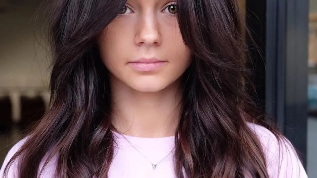 Model rambut Wavy Cut & Curtain Bangs (Sumber: Archziner.com)