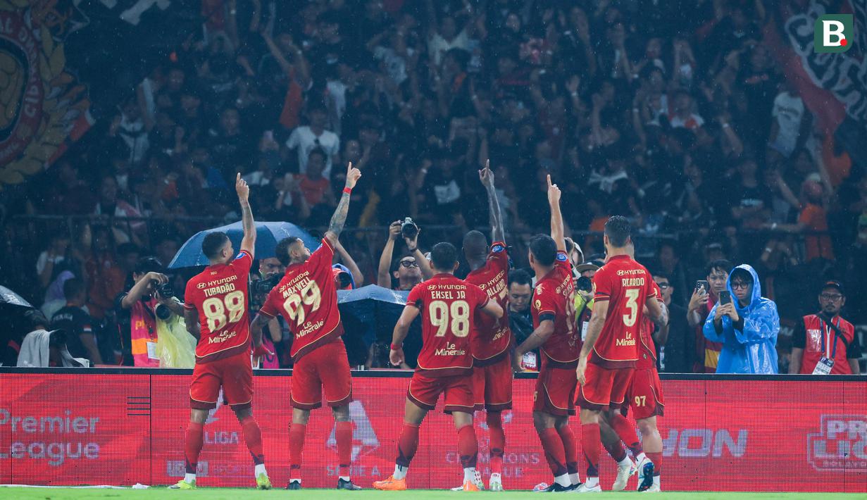 Para pemain Persija Jakarta merayakan gol yang dicetak oleh Allano ke gawang Persebaya Surabaya pada laga pekan ke-27 BRI Super League di Stadion Utama Gelora Bung Karno, Jakarta, Sabtu (11/4/2026). (Bola.com/Bagaskara Lazuardi)