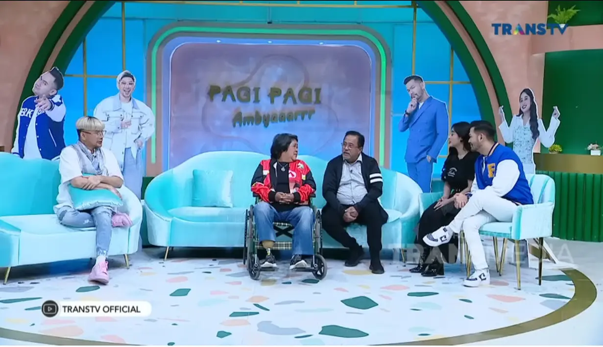 Rano Karno dan Suty Karno belum lama ini menjadi bintang tamu di program acara Pagi-Pagi Ambyar. Dalam acara tersebut, keduanya menceritakan masa-masa sulit waktu masih tinggal di gang sempit yang disebutnya gang 7 daerah Kemayoran. [Youtube/TRANS TV Official]
