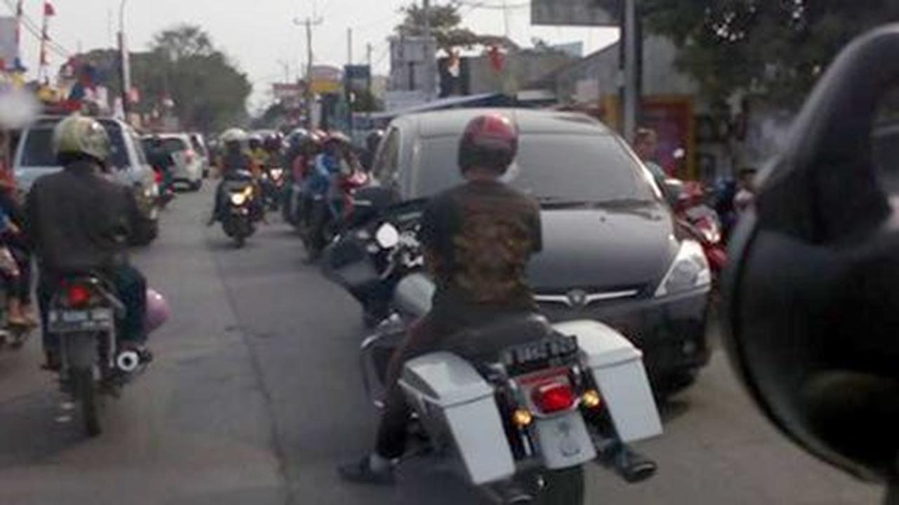 Sudah lawan arah, pengemudi moge ini hadang mobil di jalanan