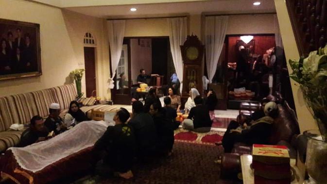 Suasana duka di rumah Achmad Albar setelah Faldy Albar meninggal dunia. (Koleksi Istimewa)