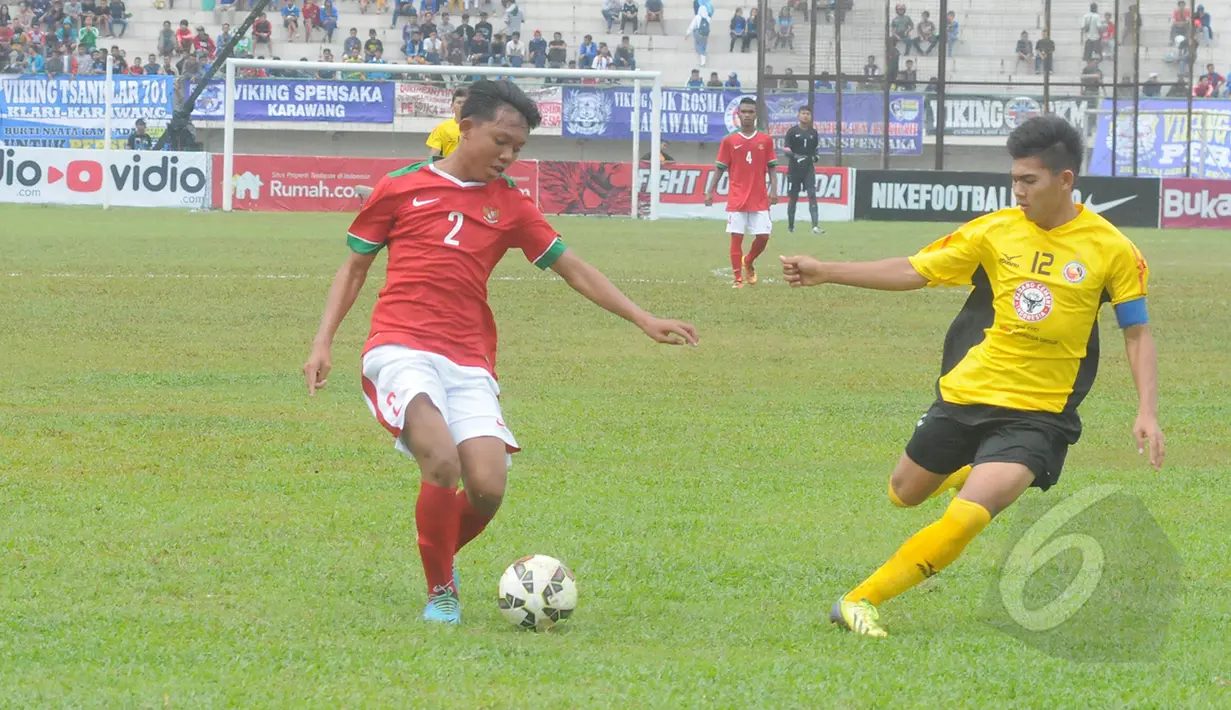 Pertarungan sengit tersaji di pertandingan uji coba antara Timnas U-16 Indonesia kontra Semen Padang U-16 di Stadion Singaperbangsa, Jawa Barat, Senin (9/3/2015). Timnas U-16 bermain imbang 4-4 dengan Semen Padang U-16. (Liputan6.com/Herman Zakharia)