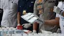 Polisi menunjukkan barang bukti kasus narkoba di Apartemen Puri Park View, Kembangan, Jakarta Barat, Rabu (16/1). Polisi mengamankan tersangka DL dan masih mencari tersangka BD. (Merdeka.com/Imam Buhori)