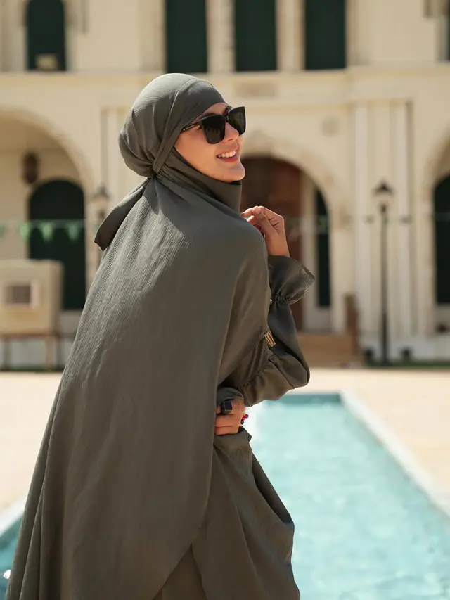 8 Model Gamis Kekinian Paula Verhoeven, Referensi Gaya Anggun Wanita dengan Tinggi di Atas 170 cm