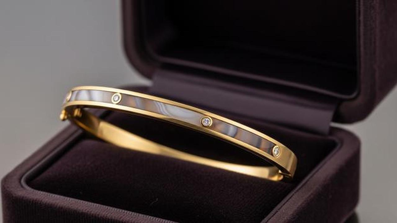 8 Tren Gelang Emas Bangle Tipis 2026 untuk Ibu Usia 50 Tahun yang Suka Tampilan Rapi, Mewah Elegan