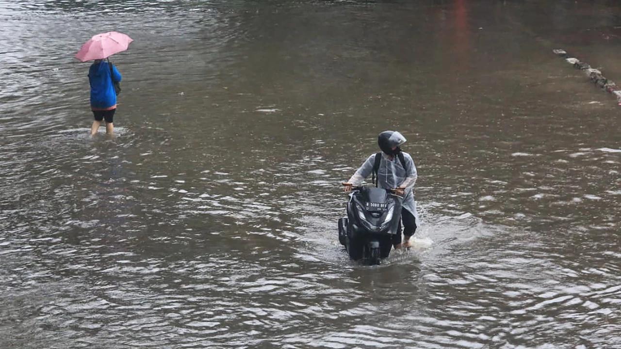 FOTO: Jembatan Tiga Terendam Banjir ,  Aktivitas Warga Terganggu