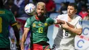 Penyerang Kamerun Eric Maxim Choupo-Moting berebut bola dengan bek Serbia, Milos Veljkovic pada matchday 2 Grup G Piala Dunia 2022 di Al Janoub Stadium, Senin (28/11/2022).  Dua gol beruntun dari Vincent Aboubakar dan Eric Maxim Choupo-Moting membuat skor menjadi 3-3. (AP Photo/Frank Augstein)