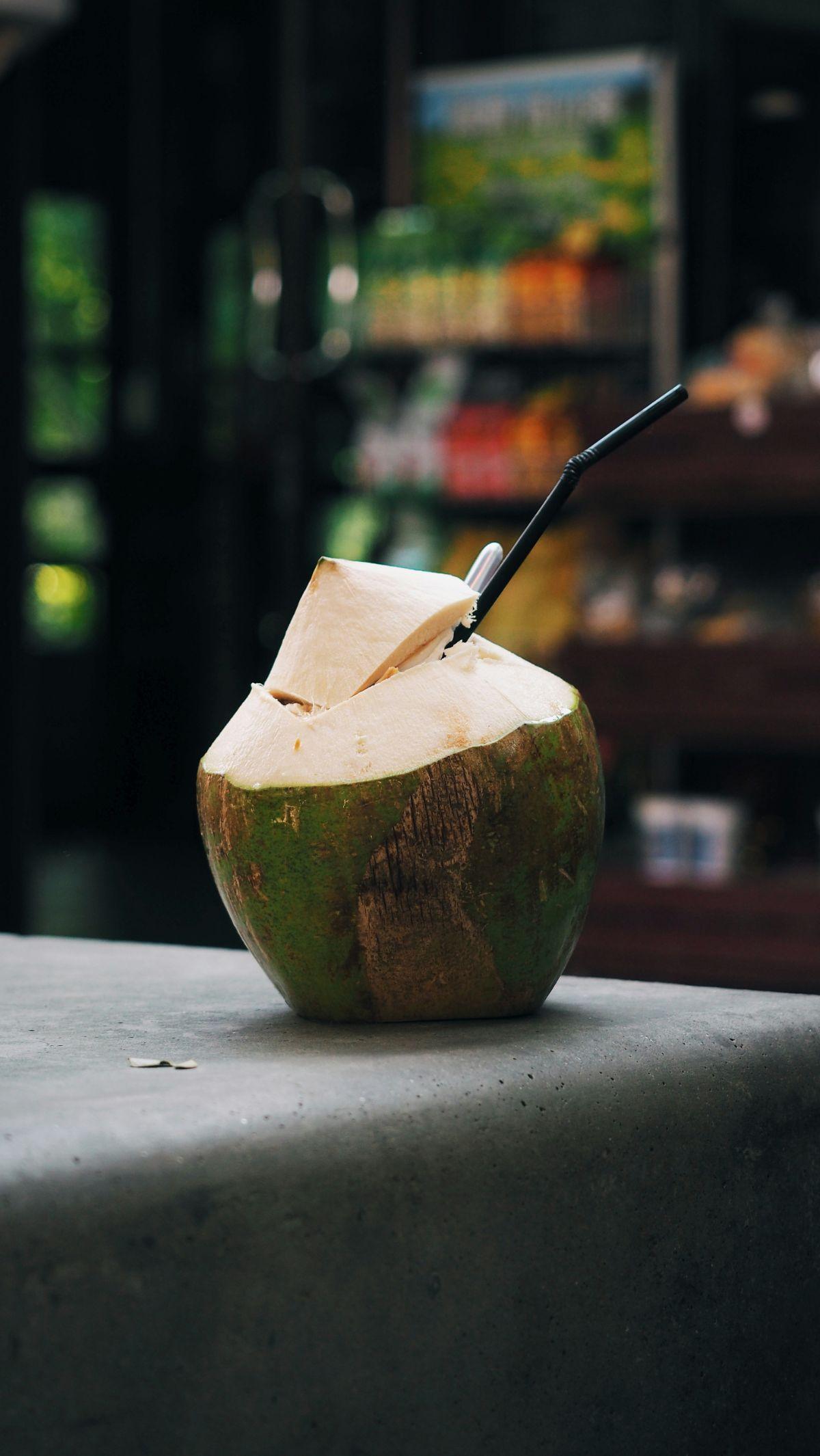 2.&nbsp;Air Kelapa: Menyegarkan dan Mengandung Elektrolit
