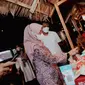 Bupati Ipuk Fiestiandani tinjau lapak kopo di acara Banyuwangi Coffe Week Festival. (Istimewa)