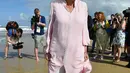 Istri Pangeran Charles, Duchess of Cornwall Camilla berjalan tanpa alas kaki di atas pasir pantai saat mengunjungi Broadbeach di Gold Coast, Kamis (5/4). Pangeran Charles dan Camilia ke Australia untuk menghadiri pembukaan Commonwealth Games. (AP Photo)