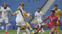 Kiper&nbsp;Andorra Iker Alvarez melakukan penyelamatan di depan pemain Inggris Curtis Jones dalam pertandingan kualifikasi Piala Dunia 2026 grup K di RCDE Stadium, Sabtu, 7 Juni 2025. (AP Photo/Joan Monfort)