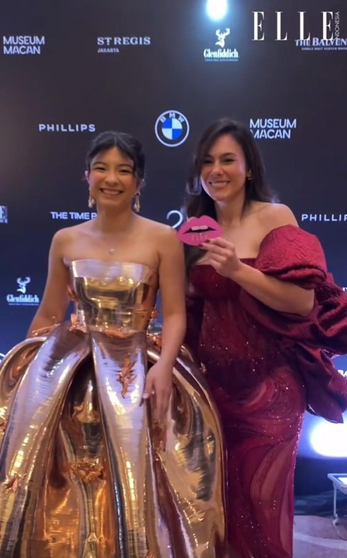 Potret 'Adu Gaya' Wulan Guritno dan Shalom Razade di Event MACAN GALA, Ibu Anak Gak Main-Main Pesonanya