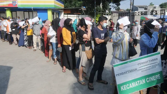 Warga Antre Vaksinasi di Kantor Kecamatan Cinere Depok