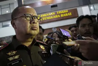 Kepala Kejati NTB Wahyudi mengulas kasus dugaan pemerasan yang melibatkan tiga jaksa di Kejaksaan Negeri Dompu terhadap Camat Pajo, Imran. (Foto: Antara)